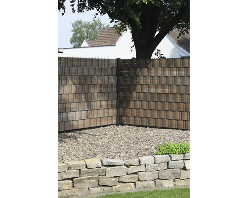 Gartenzaun mit Steingarten und Steinmauer