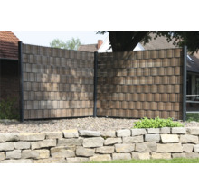 Sichtschutzzaun mit Kunststoffelementen und Metallpfosten im Garten