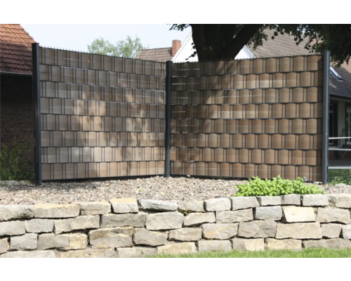 Sichtschutzzaun mit Kunststoffelementen und Metallpfosten im Garten