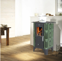 Holzofen mit Fliesenverkleidung im Wohnraum mit Holzboden