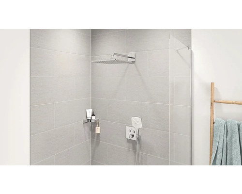 Moderne Dusche mit Kopfbrause, Handbrause und Ablage für Pflegeprodukte