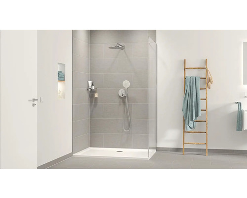 Modernes Badezimmer mit ebenerdiger Dusche, grauen Fliesen und Holzleiter