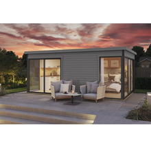 Modernes Gartenhaus mit großen Fenstern und Terrasse mit Gartenmöbeln