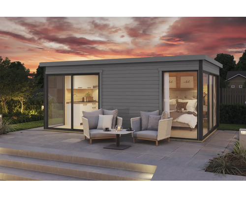 Modernes Gartenhaus mit großen Fenstern und Terrasse mit Gartenmöbeln