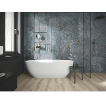 Modernes Badezimmer mit freistehender Badewanne, Dusche und strukturierten Wandfliesen