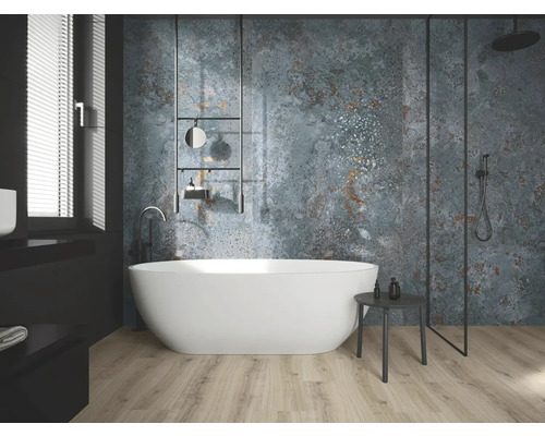 Modernes Badezimmer mit freistehender Badewanne, Dusche und strukturierten Wandfliesen