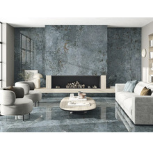 Wohnzimmer mit Fliesenboden, Kamin und Möbeln