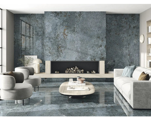 Wohnzimmer mit Fliesenboden, Kamin und Möbeln