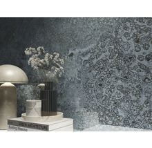 Dekoratives Interieur mit gemusterter Wand, Lampe, Vasen und Büchern