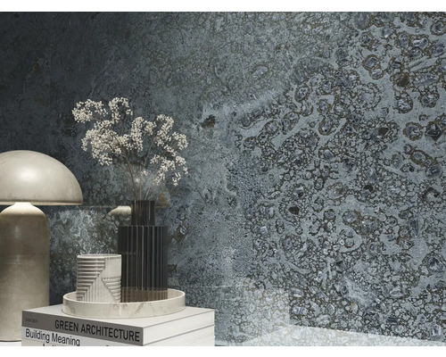 Dekoratives Interieur mit gemusterter Wand, Lampe, Vasen und Büchern