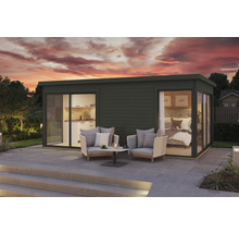 Modernes Gartenhaus mit Küche und Schlafzimmer sowie Sitzbereich auf der Terrasse.