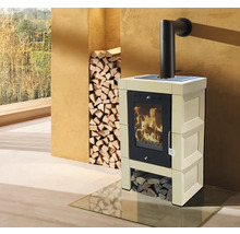 Kaminofen mit Holz im Innenraum