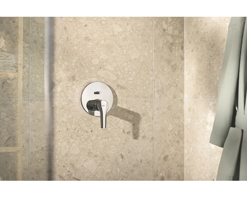 Aufputz-Brausearmatur im Badezimmer vor Wandfliesen