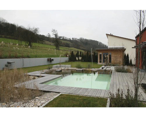 Naturnaher Garten mit Schwimmteich, Holzterrasse und kleinem Gartenhaus