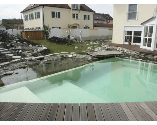 Gartenszene mit Schwimmteich, Steinen, Steg und Terrasse