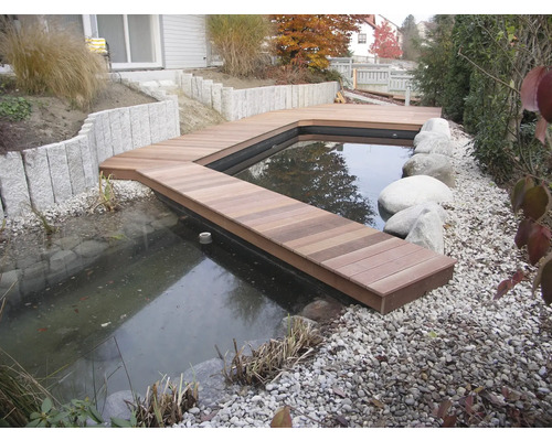 Gartenteich mit Holzsteg und Steinen