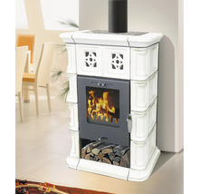 Kaminofen mit Holzfach, Feuer und Kaminrohr