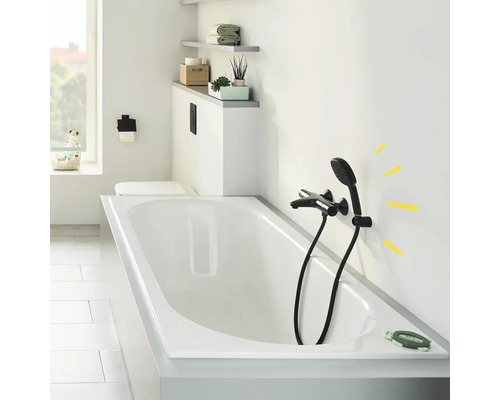 Badezimmer mit Badewanne, Aufputzarmatur und Ablagefläche