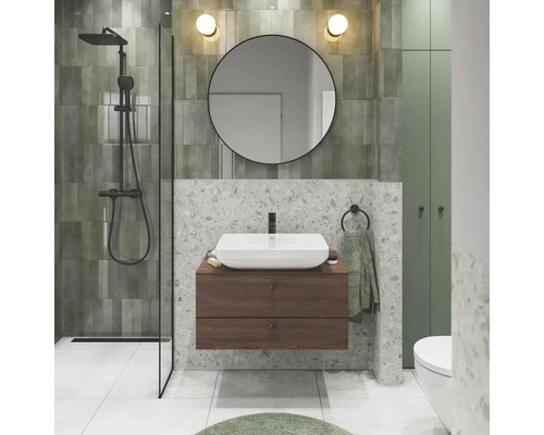 Badezimmer mit Dusche, Waschtisch, Spiegel und WC