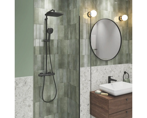 Modernes Badezimmer mit Dusche, Waschbecken und Spiegel