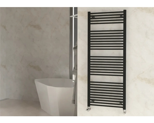 Badezimmer mit Badewanne und schwarzem Handtuchwärmer