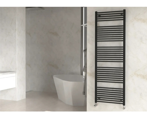 Badezimmer mit freistehender Badewanne und einem schwarzen Handtuchwärmer