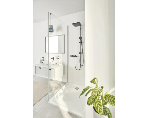 Modernes Badezimmer mit Duschkabine, Waschtisch und schwarzer Duscharmatur