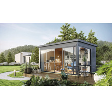 Modernes Gartenbüro mit Schiebetüren und Holzterrasse in grüner Umgebung.