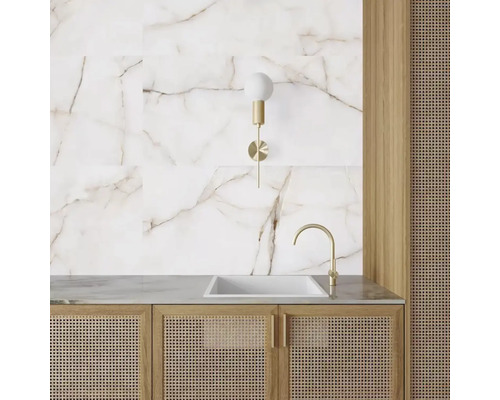 Badezimmer Waschbecken mit Marmorfliesen, Wandlampe und Rattankorb Möbeln