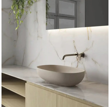 Badezimmer mit Aufsatzwaschbecken, Waschtisch, Armatur und Spiegel