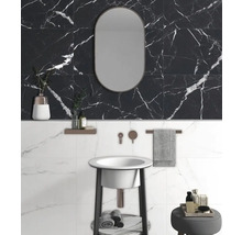 Modernes Badezimmer mit Waschbecken, Spiegel und Marmorfliesen