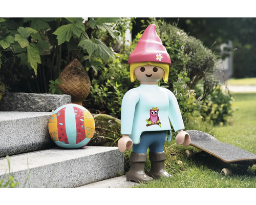 Playmobil Spielfigur mit Ball und Skateboard im Garten