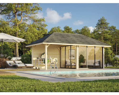 Szene mit einem Holzpavillon mit Schiebetüren neben einem Pool und Liegestühlen