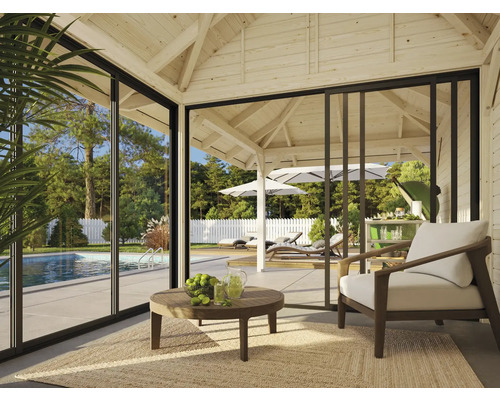 Helle Veranda mit Schiebetüren, Sitzgelegenheiten und Blick auf den Poolbereich