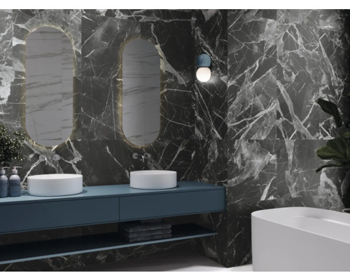 Modernes Badezimmer mit Marmorfliesen, Waschbecken und Spiegeln