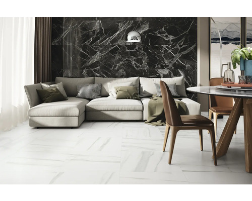 Modernes Wohnzimmer mit Couch, Esstisch und Fliesen in Marmoroptik