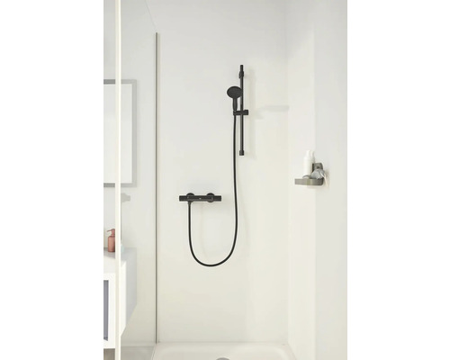 Duscharmatur mit Handbrause und Thermostat im Badezimmer.