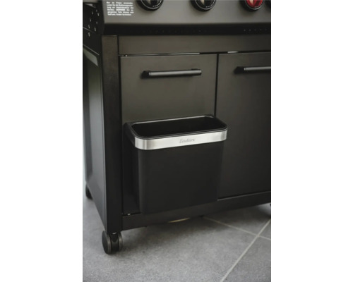 Enders Mülleimer an einem Gasgrill befestigt