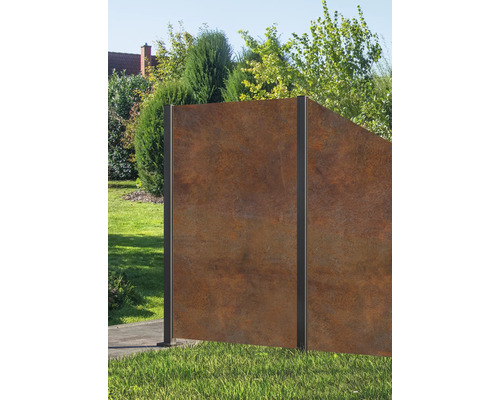 Gartenzaun aus Metall mit Rostoptik als Sichtschutz im Garten