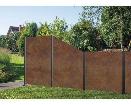 Rostfarbener Sichtschutz aus Metall im Garten