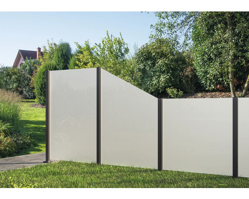 Gartenzaun aus Glas mit Metallelementen im Garten