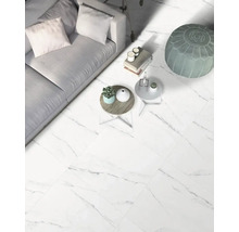 Wohnzimmer mit Sofa, Tischen und Bodenfliesen in Marmoroptik.