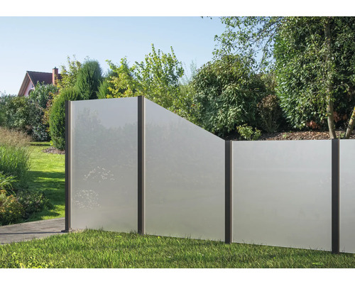 Sichtschutzzaun aus Glas und Metall im Garten