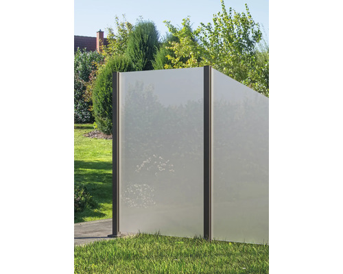 Gartenszene mit einem Sichtschutzzaun aus Glas