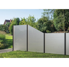 Sichtschutzzaun aus Glas mit Rahmen im Garten