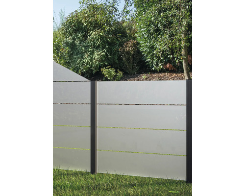 Gartenzaun mit satiniertem Glas und Metallelementen