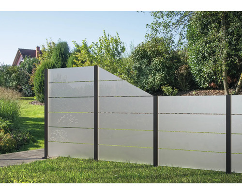 Blick auf einen Garten mit einem Zaun aus Metall und blickdichtem Glas