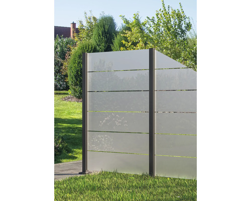 Gartenzaun mit horizontalen Streifen und blickdichtem Glas