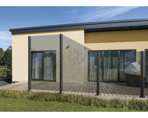 Terrasse mit Windschutz aus Glas und Rahmen