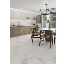 Helles Esszimmer mit Marmorboden, Esstisch und Küchenzeile für ein modernes Wohngefühl